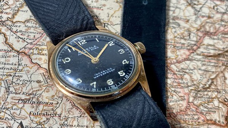 Đồng hồ d&acirc;y da thoải m&aacute;i cho người d&ugrave;ng