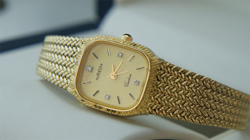 Đồng hồ d&acirc;y kim loại được thiết kế đẹp mắt