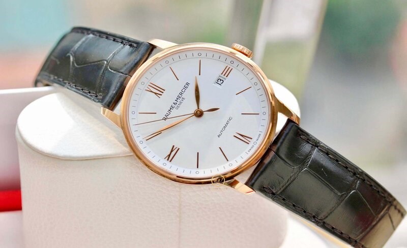 Mặt trong đồng hồ được thiết kế một cách tỉ mỉ Mặt trong đồng hồ được thiết kế một cách tỉ mỉ
