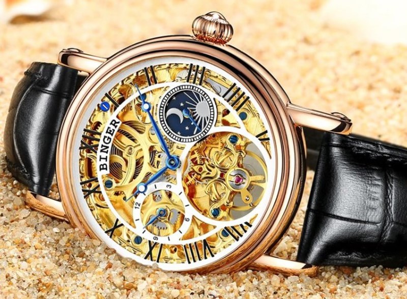 Mặt kính được làm từ chất liệu Sapphire có khả năng chống trầy xước cao Mặt kính được làm từ chất liệu Sapphire có khả năng chống trầy xước cao