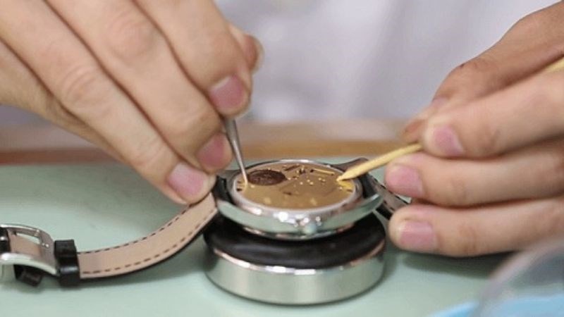 Bộ m&aacute;y b&ecirc;n trong được chế t&aacute;c tỉ mỉ bởi nghệ nh&acirc;n