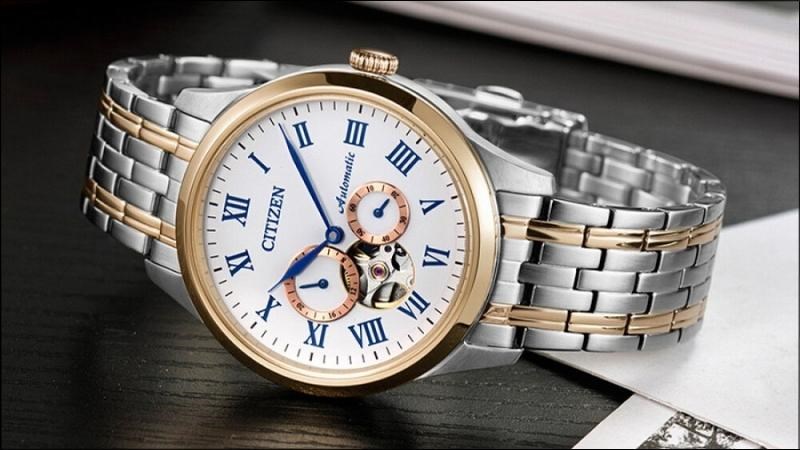 Bộ m&aacute;y cấu tạo phức tạp n&ecirc;n kết cấu đồng hồ c&oacute; phần mỏng manh