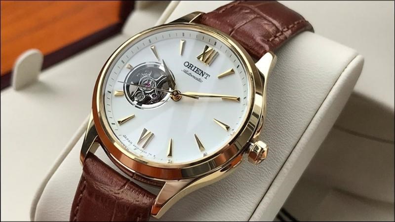 Đồng hồ Orient với thiết kế lộ m&aacute;y đầy sang trọng, lịch l&atilde;m