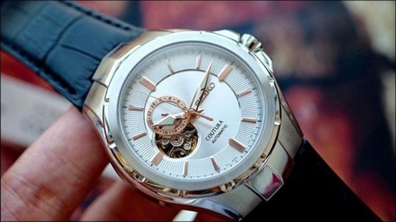 C&aacute;c chuyển động của đồng hồ lộ cơ Seiko rất bắt mắt, th&uacute; vị