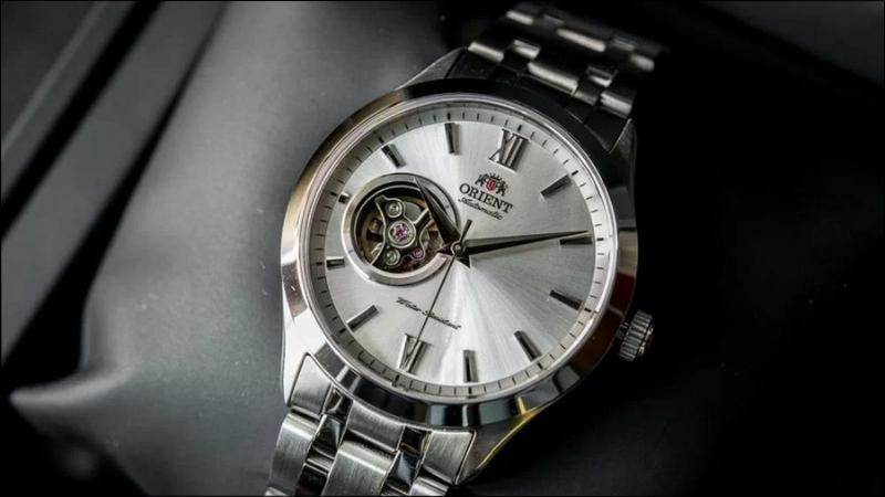 Những chi tiết b&ecirc;n trong đồng hồ được gia c&ocirc;ng rất chỉn chu, phức tạp