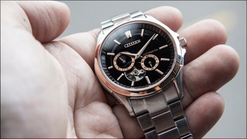 Mặt số đồng hồ Citizen c&oacute; kết cấu b&aacute;nh lắc l&ograve; xo tựa như h&igrave;nh chữ thập