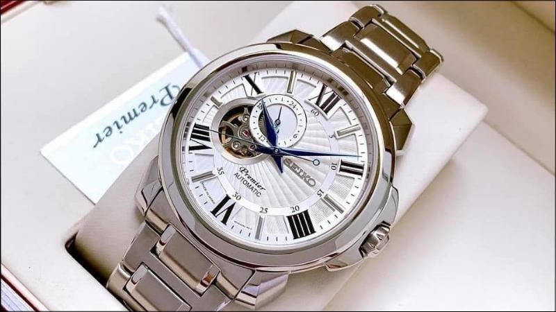 Đồng hồ lộ cơ Seiko ở phần mặt lộ tim c&oacute; b&aacute;nh lắc l&ograve; xo h&igrave;nh ng&ocirc;i sao năm c&aacute;nh