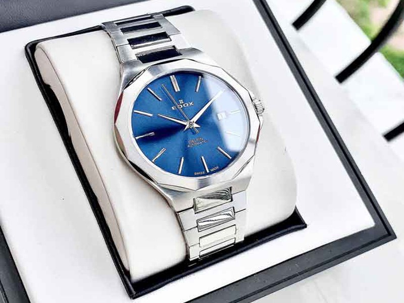 Khi mua đồng hồ Edox sẽ được đặt trong một chiếc hộp tinh xảo
