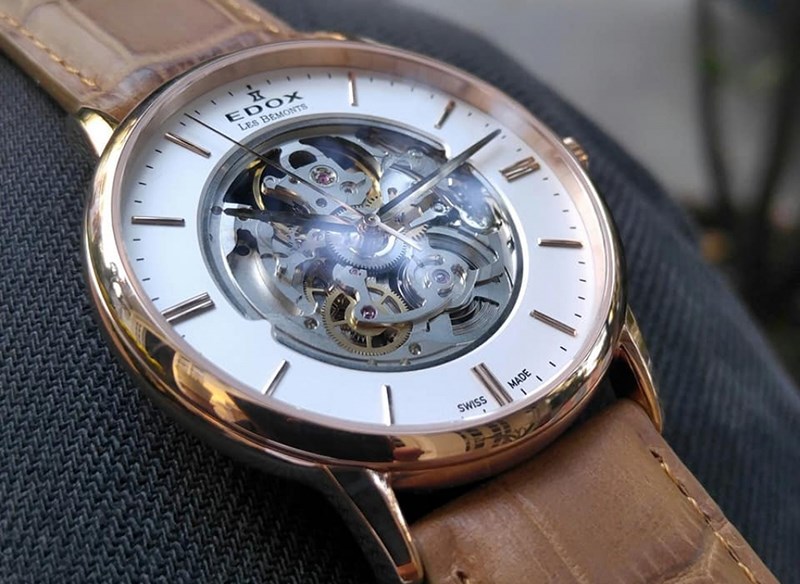 D&acirc;y da đồng hồ được l&agrave;m bằng da thật, kh&ocirc;ng bị bong tr&oacute;c