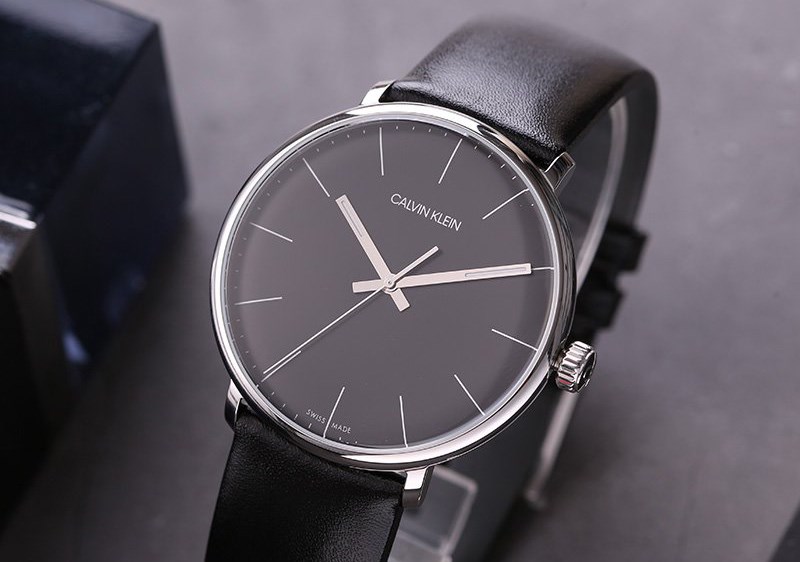 Đồng hồ mang lối thiết kế đơn giản nhưng vẫn tạo n&ecirc;n vẻ đẹp độc đ&aacute;o v&agrave; sang trọng