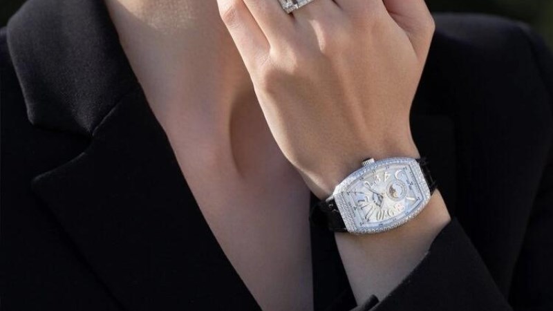 Với việc đầu tư chỉn chu từ chất liệu đến thiết kế n&ecirc;n kh&ocirc;ng bất ngờ khi gi&aacute; cả của một chiếc đồng hồ Franck Muller v&ocirc; c&ugrave;ng đắt đỏ
