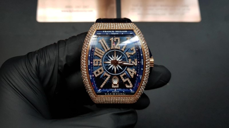 Kiểm tra kỹ c&aacute;c th&ocirc;ng số được ghi ph&iacute;a mặt sau của đồng hồ v&agrave; đối chiếu với th&ocirc;ng tin tr&ecirc;n website ch&iacute;nh thức của Franck Muller để đảm bảo h&agrave;ng ch&iacute;nh h&atilde;ng