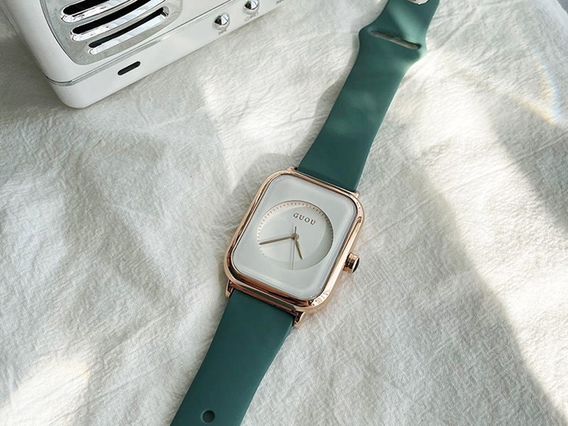 Mặt đồng hồ h&igrave;nh chữ nhật, ch&igrave;m b&ecirc;n dưới l&agrave; h&igrave;nh tr&ograve;n