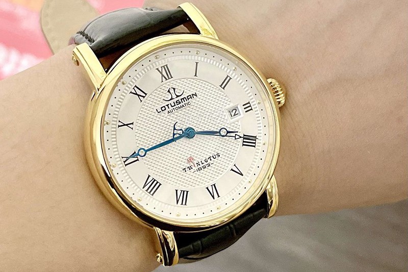 Đồng hồ Lotusman được ra đời tại thủ đ&ocirc; Paris của Ph&aacute;p