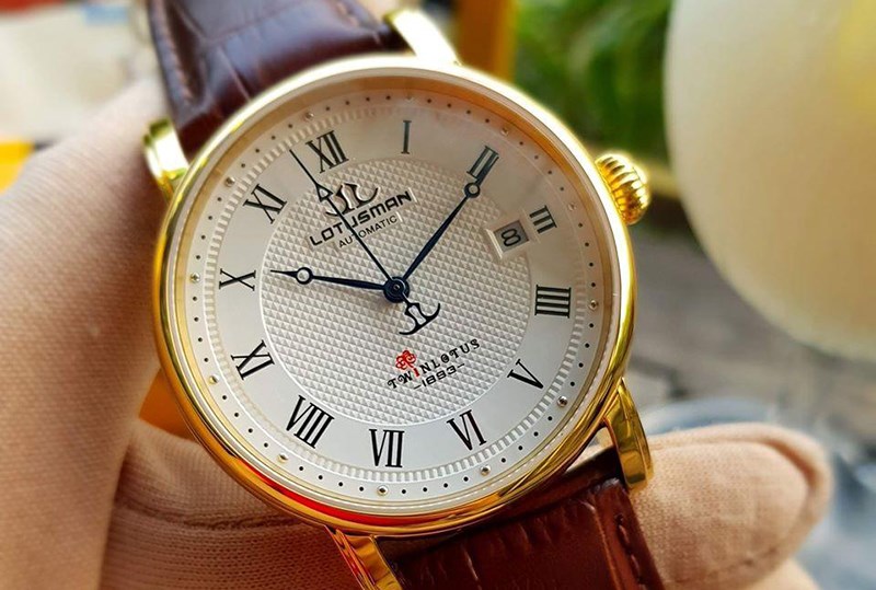 Trang bị những vật liệu cao cấp như mặt k&iacute;nh Sapphire nguy&ecirc;n khối