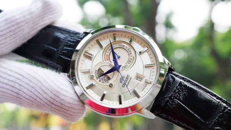 Phiên bản đầu tiên của đồng hồ Orient Sun and Moon gây ấn tượng mạnh bởi vẻ ngoài sang trọng Phiên bản đầu tiên của đồng hồ Orient Sun and Moon gây ấn tượng mạnh bởi vẻ ngoài sang trọng