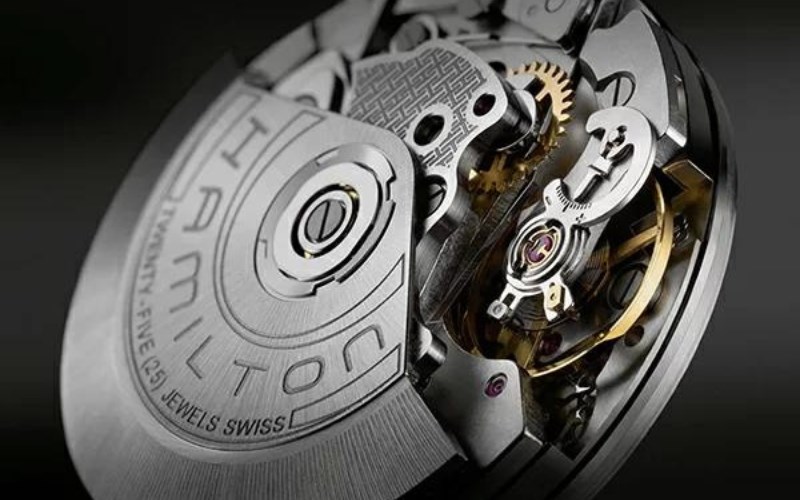 Sử dụng bộ m&aacute;y ETA nổi tiếng thế giới