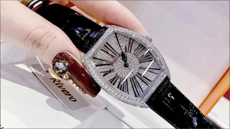 Là dòng đồng hồ sử dụng bộ máy cơ tự động lên dây cót Là dòng đồng hồ sử dụng bộ máy cơ tự động lên dây cót