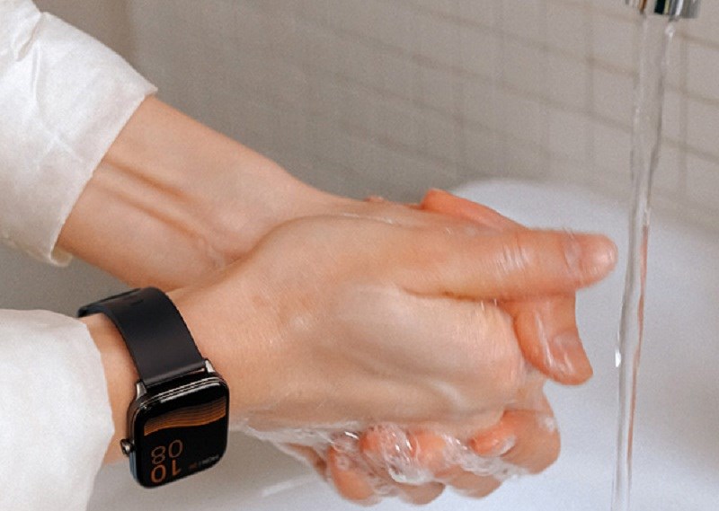 Đồng hồ th&ocirc;ng minh được trang bị chống nước