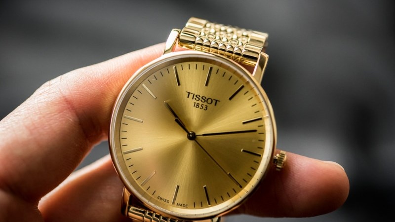 B&ecirc;n ngo&agrave;i đồng hồ mạ v&agrave;ng phủ một lớp v&agrave;ng mỏng v&agrave; c&oacute; gắn điện ho&aacute; học