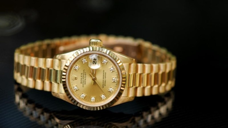 L&agrave; đồng hồ sử dụng v&agrave;ng 18K d&aacute;t mỏng rồi bọc l&ecirc;n một vật kim loại kh&aacute;c