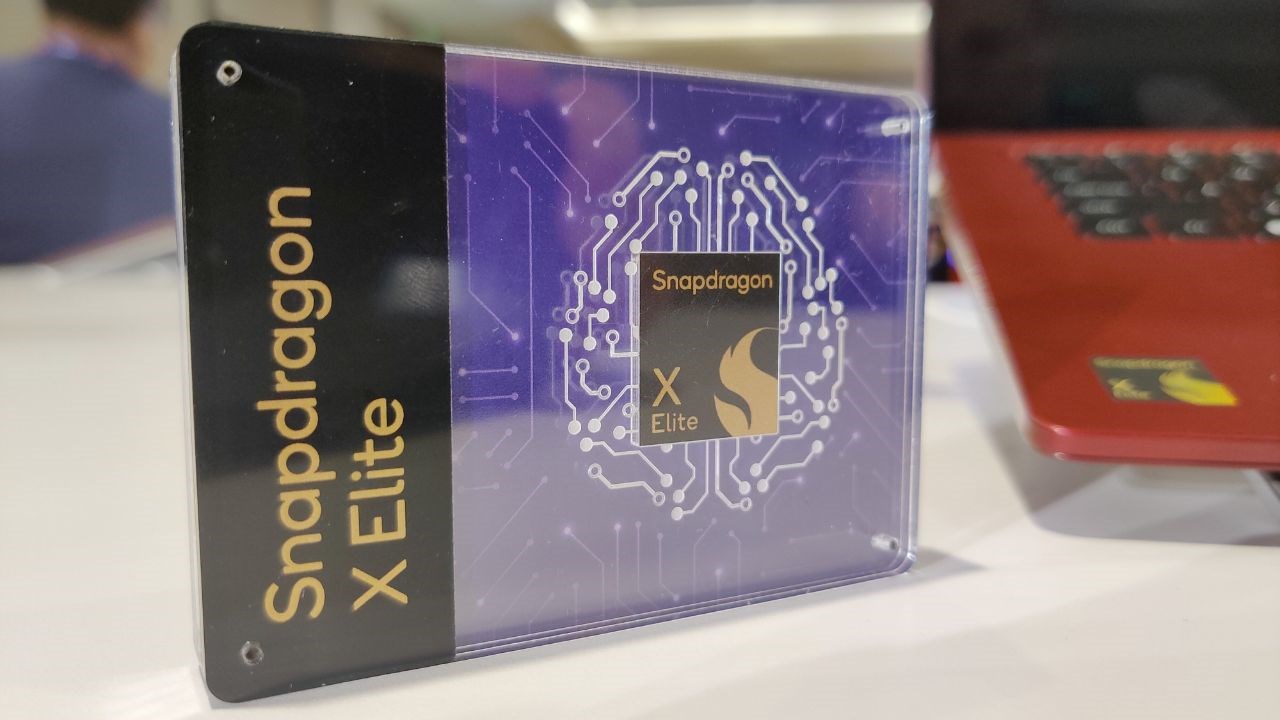 Qualcomm Snapdragon X Elite là con chip duy nhất ở thời điểm hiện tại đủ yêu cầu cho AI (Ảnh: PCMag) Qualcomm Snapdragon X Elite là con chip duy nhất ở thời điểm hiện tại đủ yêu cầu cho AI (Ảnh: PCMag)