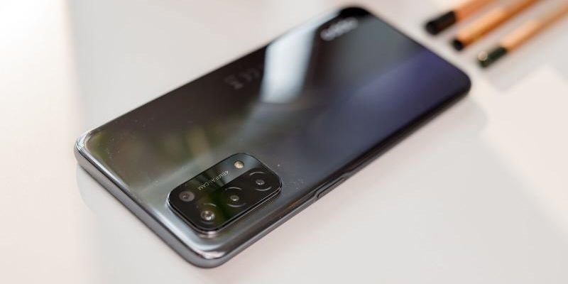 Oppo A54 5G c&oacute; c&aacute;c đường viền được bo tr&ograve;n một c&aacute;ch mềm mại