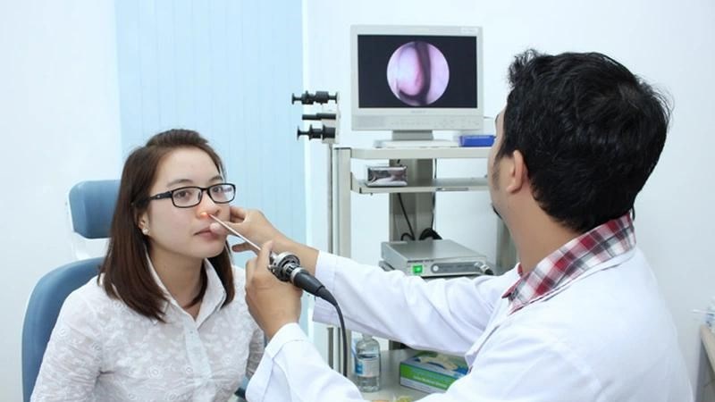 Nội soi tai mũi họng có thể giúp chẩn đoán nguyên nhân của ho khan Nội soi tai mũi họng có thể giúp chẩn đoán nguyên nhân của ho khan