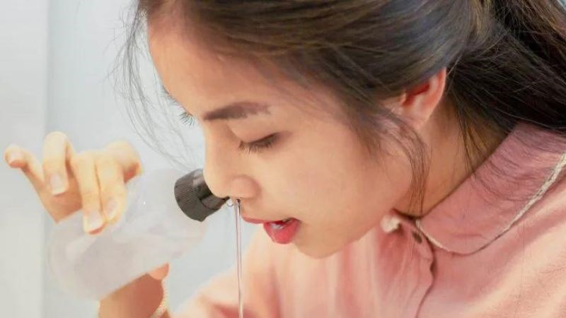 Vệ sinh mũi họng hàng ngày với nước muối sinh lý có thể giảm nguy cơ mắc ho khan Vệ sinh mũi họng hàng ngày với nước muối sinh lý có thể giảm nguy cơ mắc ho khan
