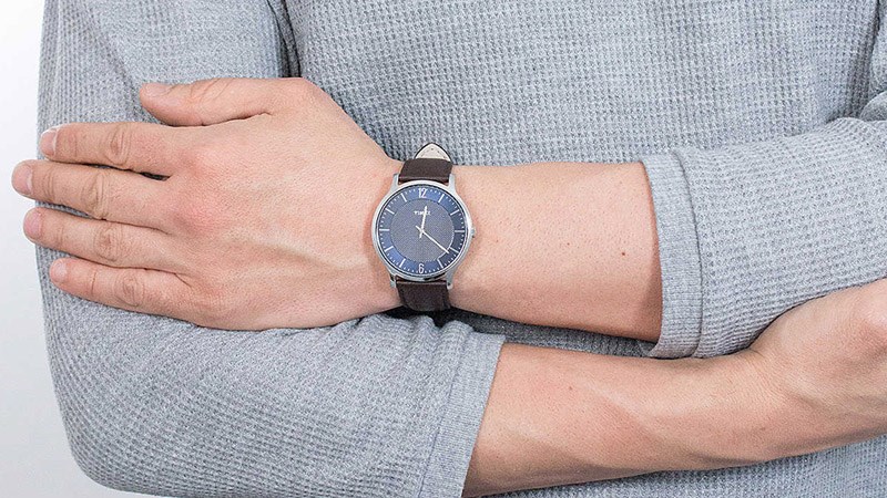 Chọn d&acirc;y đeo đồng hồ m&agrave;u sẫm l&agrave;m nổi bật l&agrave;n da s&aacute;ng 