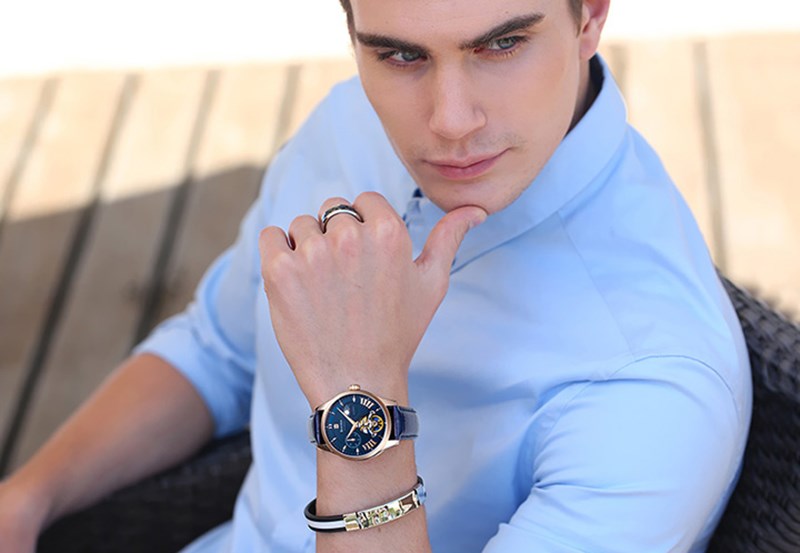 Phối đồng hồ với phụ kiện trang sức l&agrave;m nổi bật vẻ sang trọng, mạnh mẽ