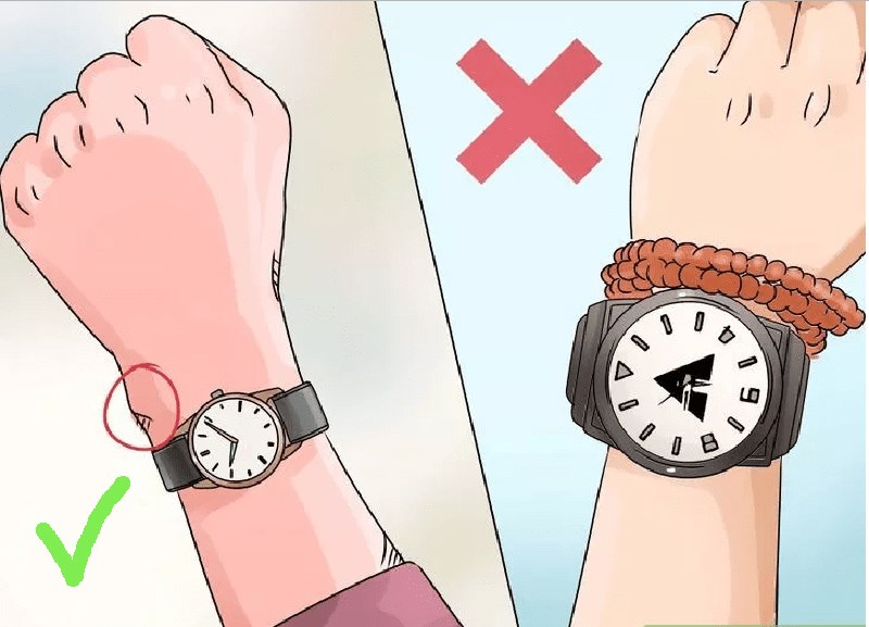 Chắc chắn rằng mặt đồng hồ lu&ocirc;n nằm ngay dưới xương cổ tay của bạn