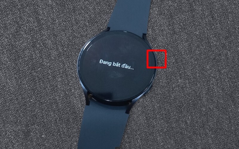 Nhấn giữ nút trên của Galaxy Watch 6 để khởi động Nhấn giữ nút trên của Galaxy Watch 6 để khởi động