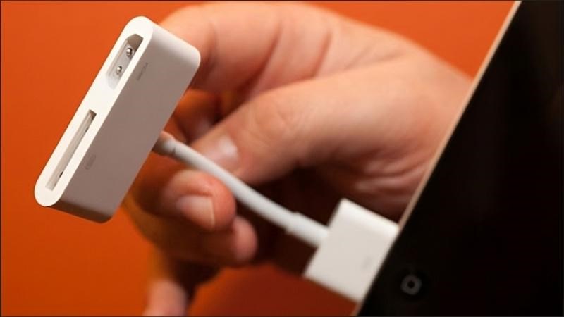 Cắm hai đầu d&acirc;y c&aacute;p v&agrave;o cổng kết nối tương ứng tr&ecirc;n iPad v&agrave; m&aacute;y chiếu