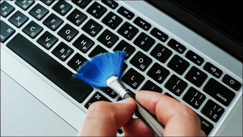 Vệ sinh b&agrave;n ph&iacute;m v&agrave; c&aacute;c điểm kết nối thường xuy&ecirc;n để lấy đi c&aacute;c bụi bẩn