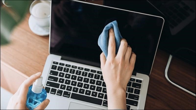 Vệ sinh thường xuy&ecirc;n để lấy đi c&aacute;c bụi bẩn li ti b&aacute;m v&agrave;o thiết bị