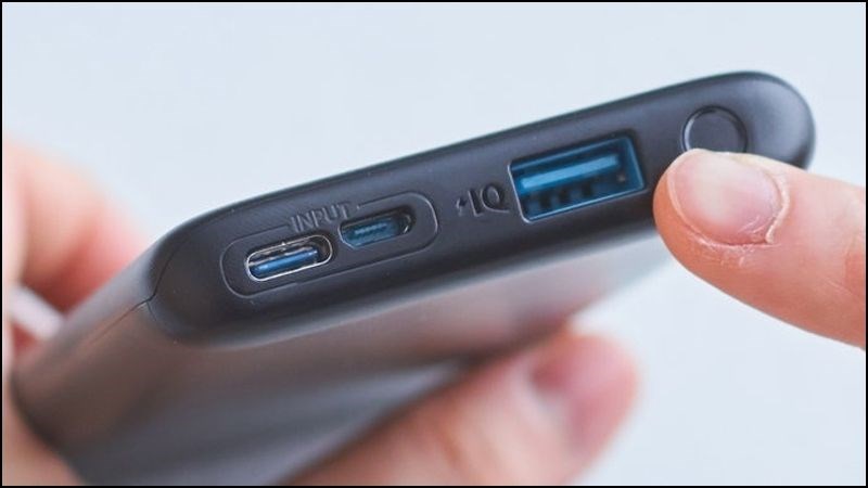 Nh&acirc;́n giữ nút ngu&ocirc;̀n của sạc, m&ocirc;̃i thương hi&ecirc;̣u sẽ c&acirc;̀n thời gian giữ khác nhau