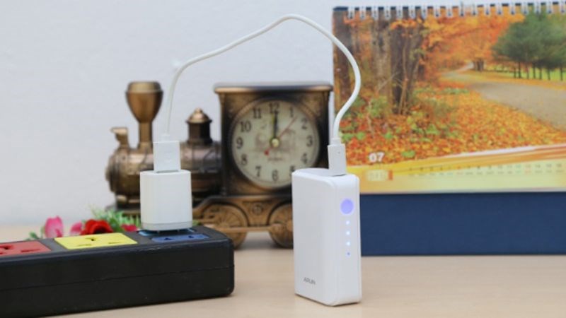 K&ecirc;́t n&ocirc;́i sạc dự phòng với ngu&ocirc;̀n đi&ecirc;̣n đ&ecirc;̉ nạp đ&acirc;̀y pin lại cho thi&ecirc;́t bị