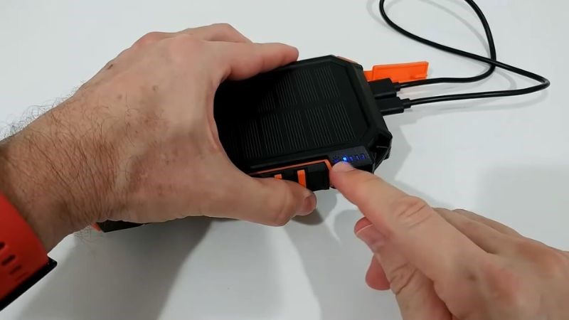 Cắm 2 đ&acirc;̀u d&acirc;y sạc vào 2 c&ocirc;̉ng tương ứng tr&ecirc;n sạc dự phòng