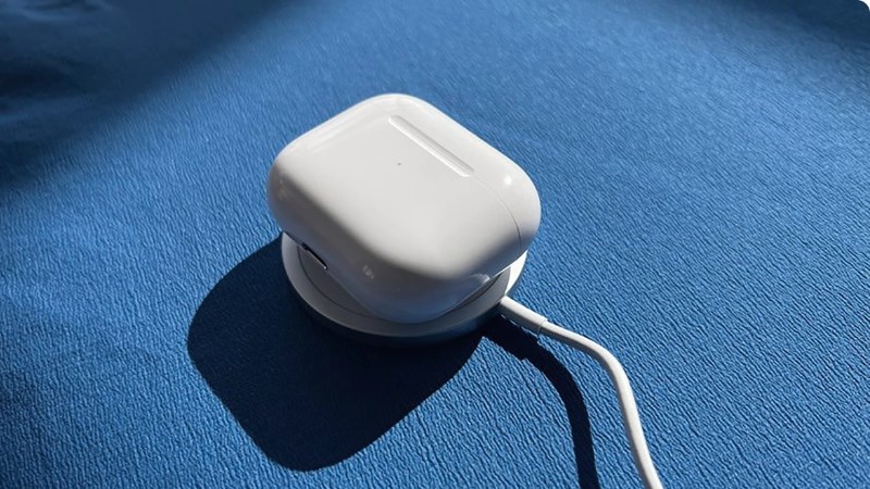Đặt AirPods của bạn trong hộp sạc, đ&oacute;ng nắp, nằm ngửa tr&ecirc;n bộ sạc