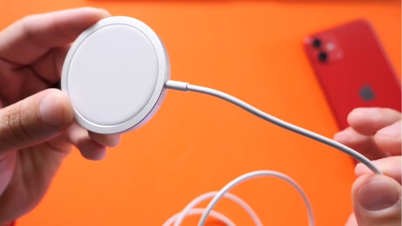 Đặt bộ sạc MagSafe của bạn ngửa l&ecirc;n tr&ecirc;n một bề mặt phẳng