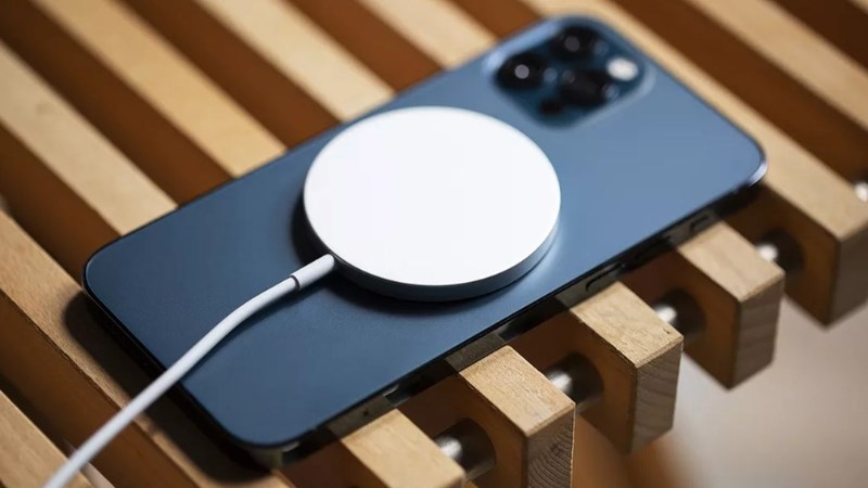 Cắm nguồn điện trước khi đặt iPhone l&ecirc;n bộ sạc