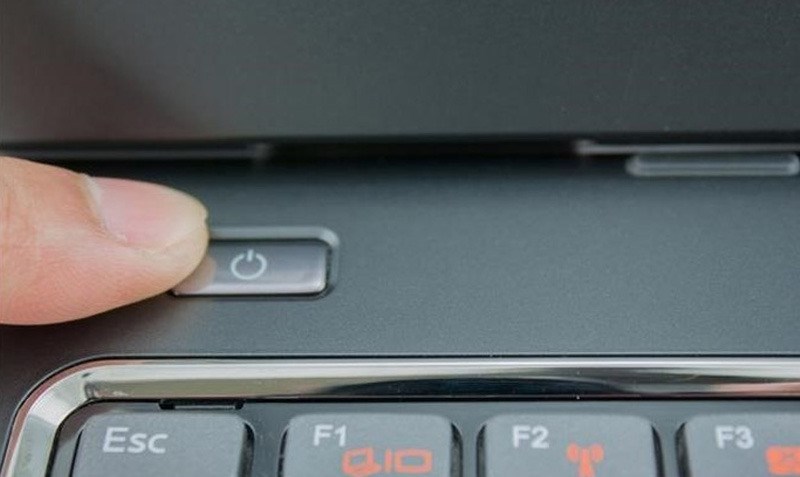 Nhấn giữ n&uacute;t nguồn v&agrave; khởi động lại m&aacute;y