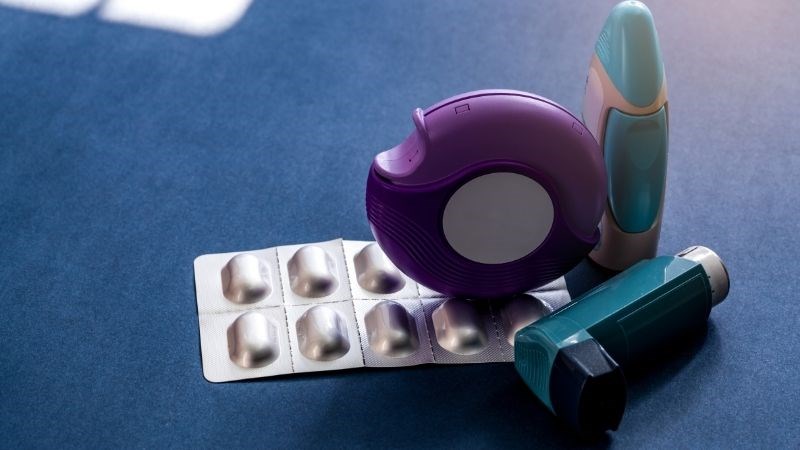Việc lựa chọn loại bình hít bột khô và thuốc phụ thuộc vào tình trạng bệnh và các triệu chứng kèm theo