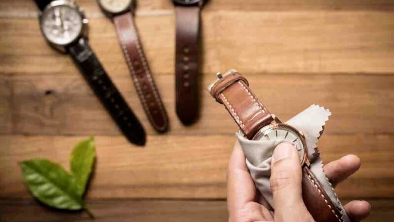 Có thể sử dụng khăn thấm cồn để lau chùi bề ngoài Có thể sử dụng khăn thấm cồn để lau chùi bề ngoài