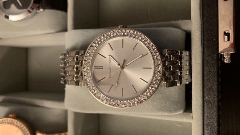 Pin được sử dụng cho đồng hồ Michael Kors có tuổi thọ khá ổn Pin được sử dụng cho đồng hồ Michael Kors có tuổi thọ khá ổn
