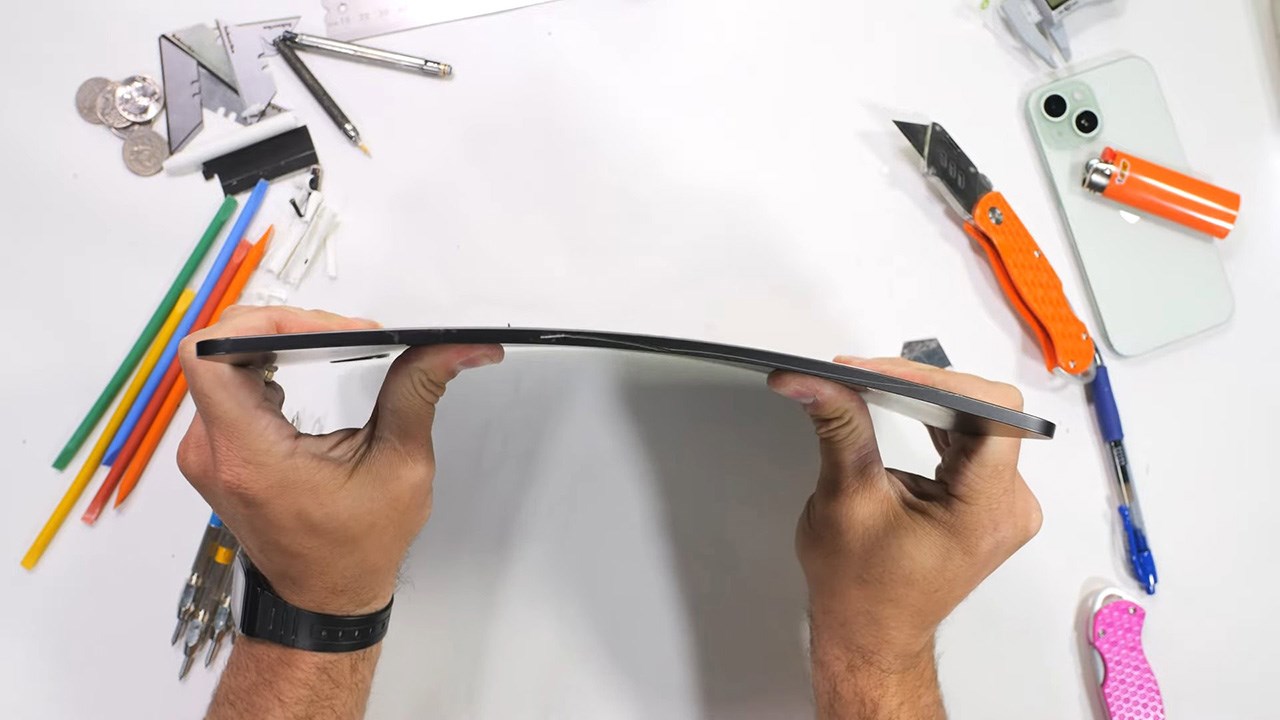 JerryRigEverything đã sử dụng phương pháp bẻ cong iPad Pro bằng tay JerryRigEverything đã sử dụng phương pháp bẻ cong iPad Pro bằng tay không
