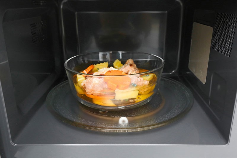 Thức ăn cần được đựng bằng vật dụng có chất liệu dùng được trong lò vi sóng