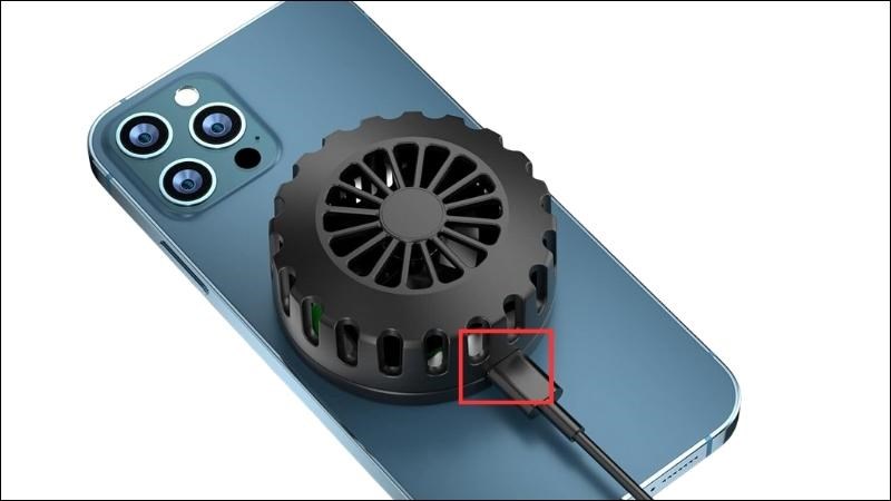 Cắm c&aacute;p sạc v&agrave;o quạt tản nhiệt 