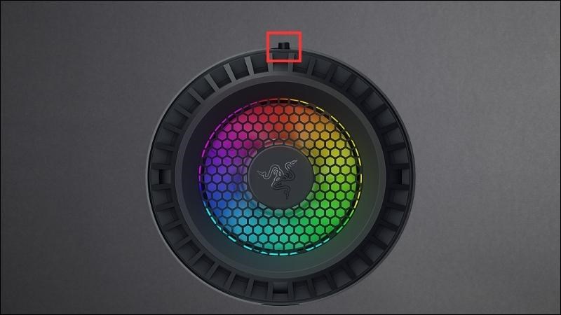 Bật c&ocirc;ng tắc tr&ecirc;n quạt tản nhiệt